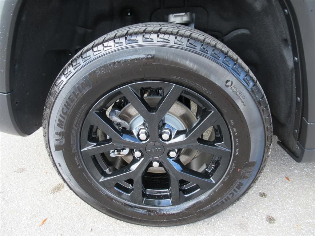 Certified 2025 Jeep Grand Cherokee Altitude image 28