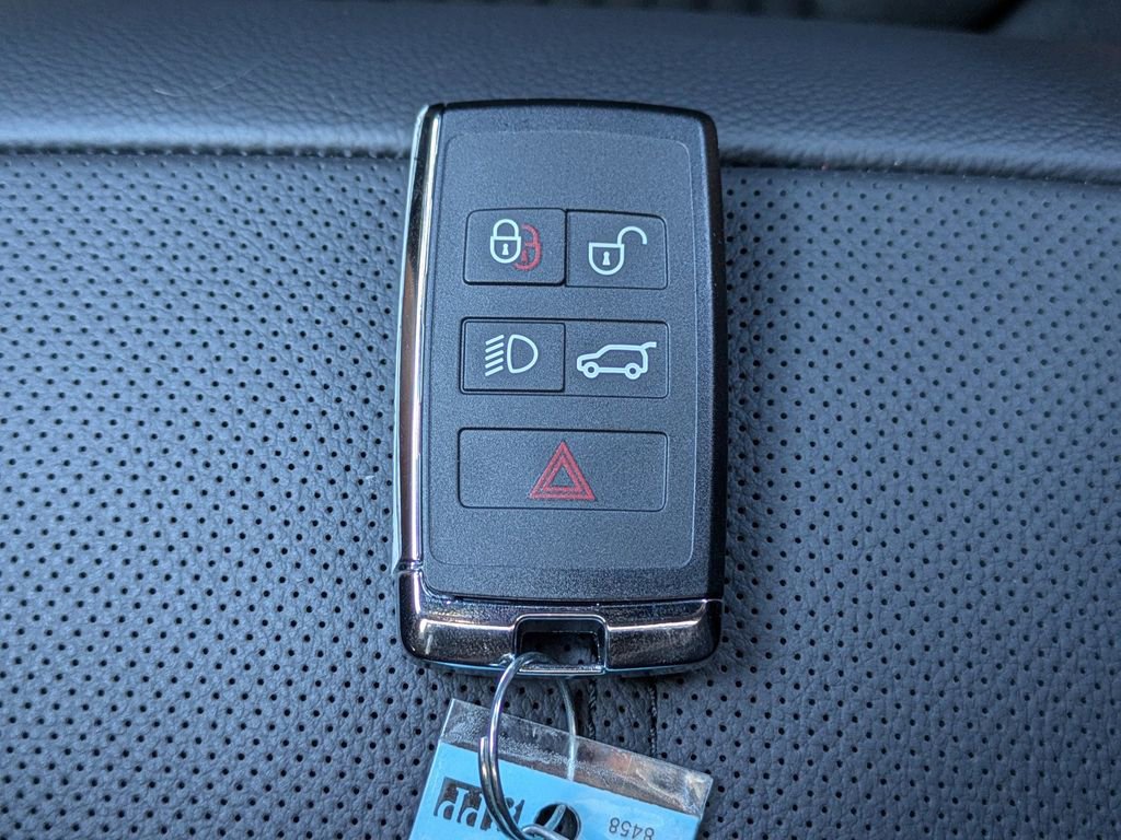 New 2026 Land Rover Range Rover Velar Dynamic SE image 32