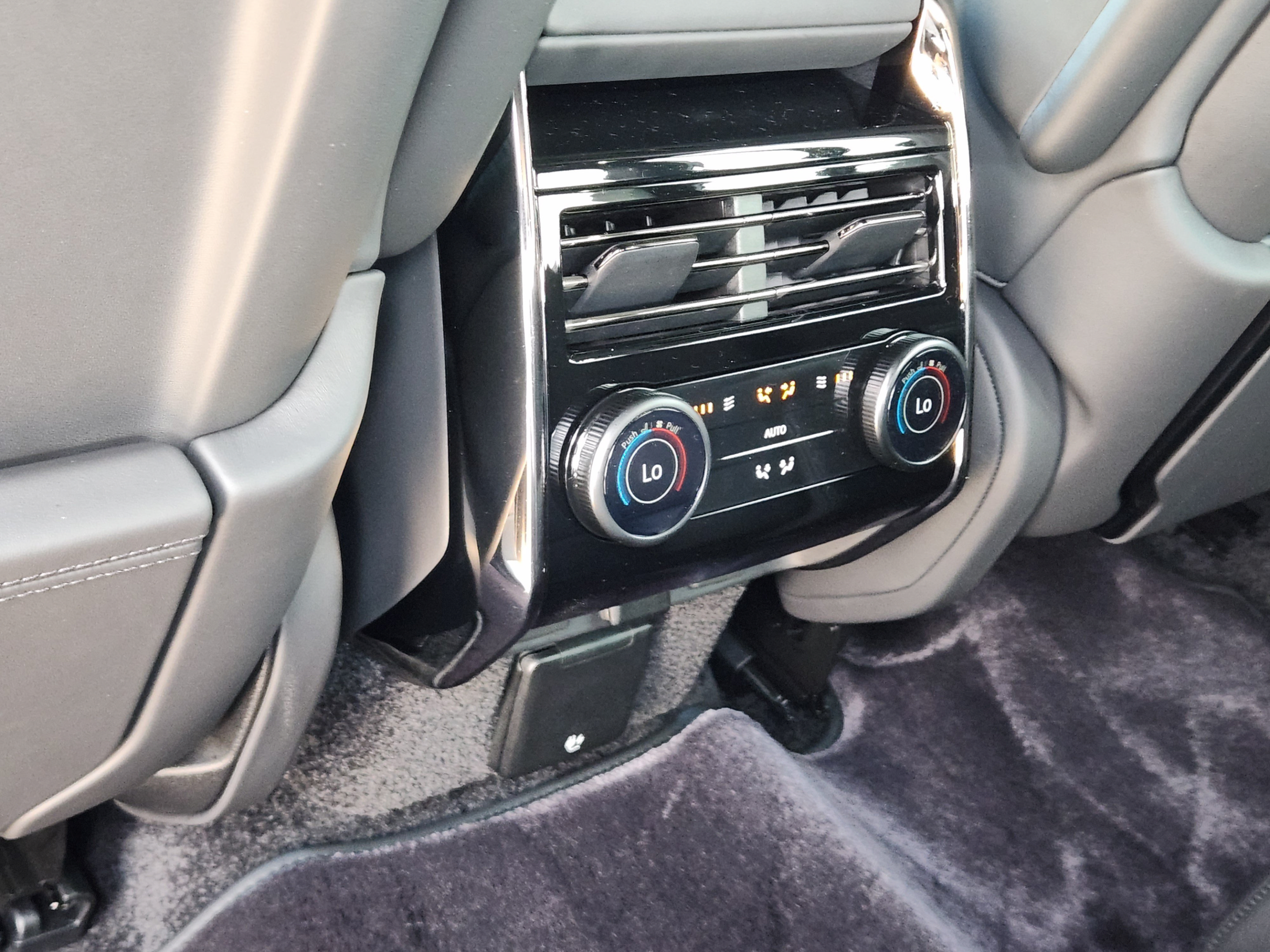 New 2026 Land Rover Range Rover SV AWD/4WD image 25