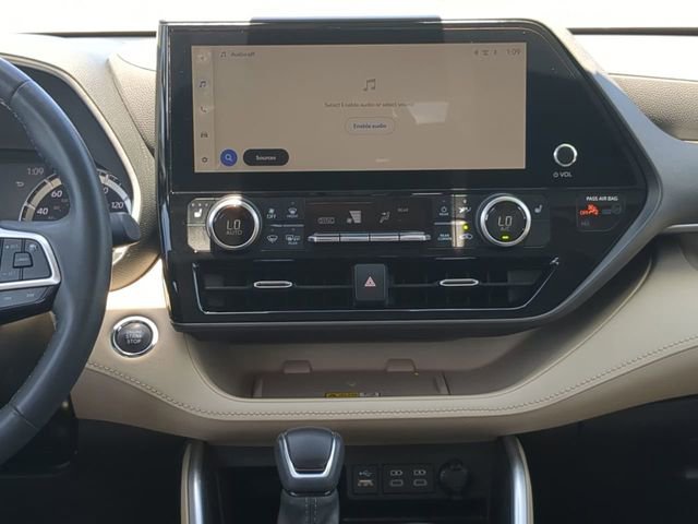 Used 2023 Toyota Highlander XLE image 18
