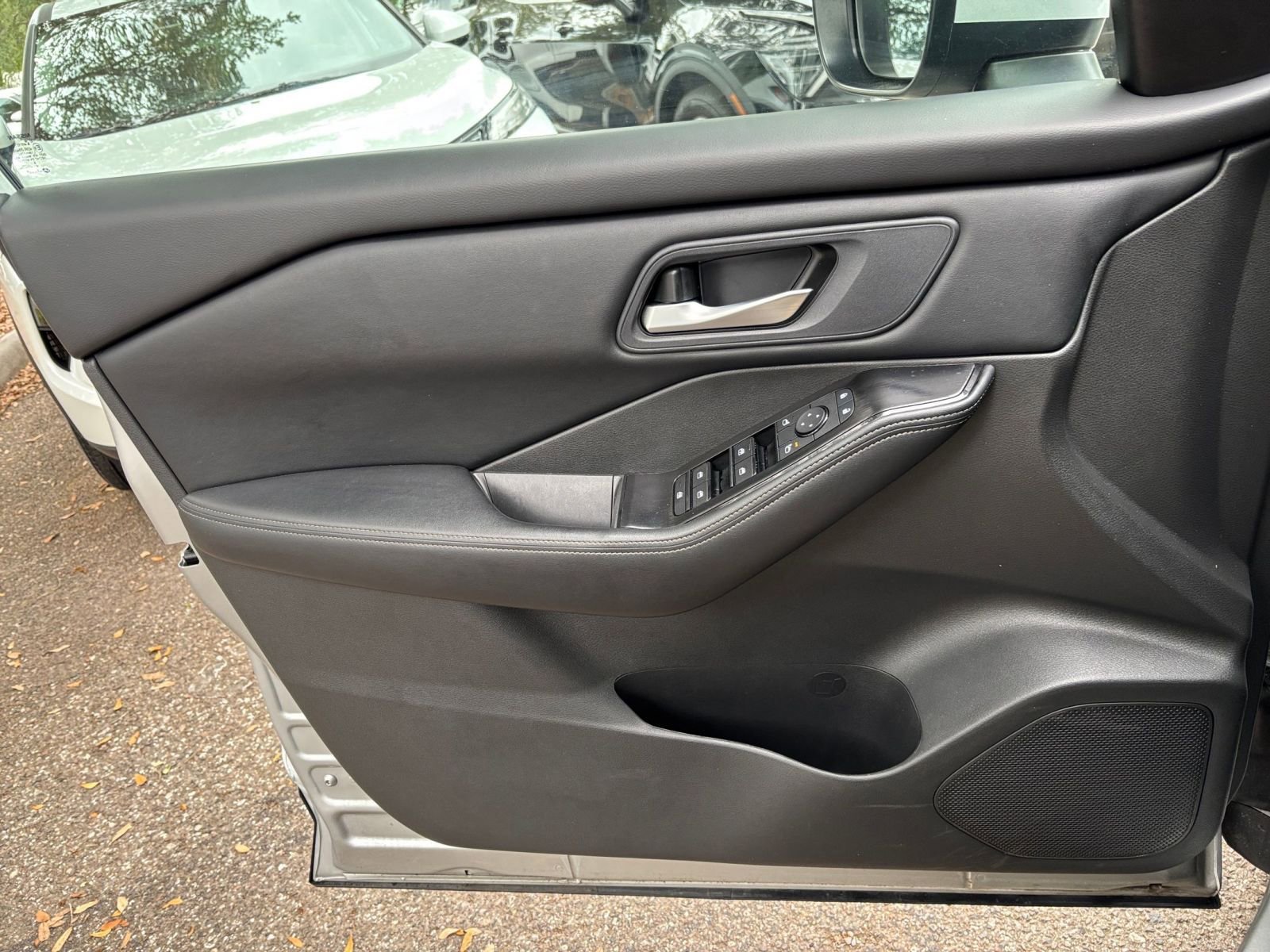 Used 2025 Nissan Rogue SV FWD image 18