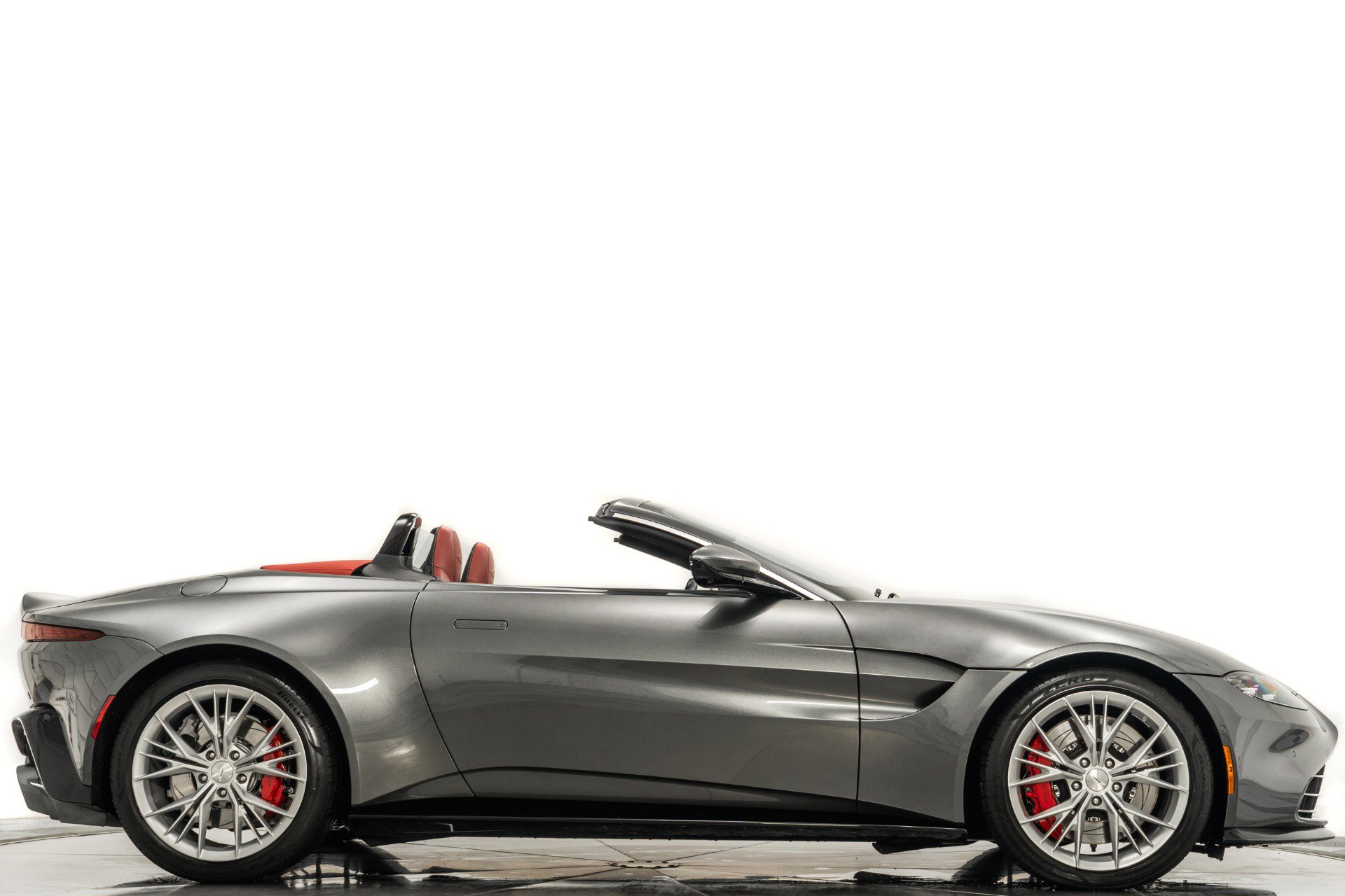 Used 2022 Aston Martin V8 Vantage Roadster image 2