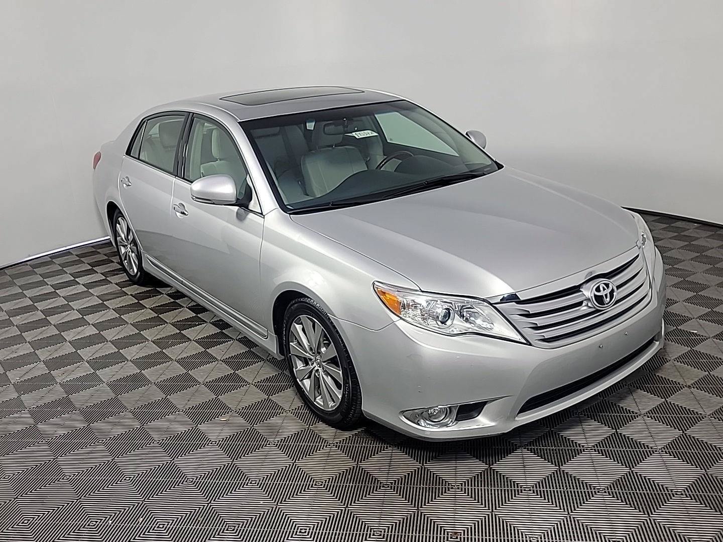 Used 2011 Toyota Avalon Limited FWD image 2