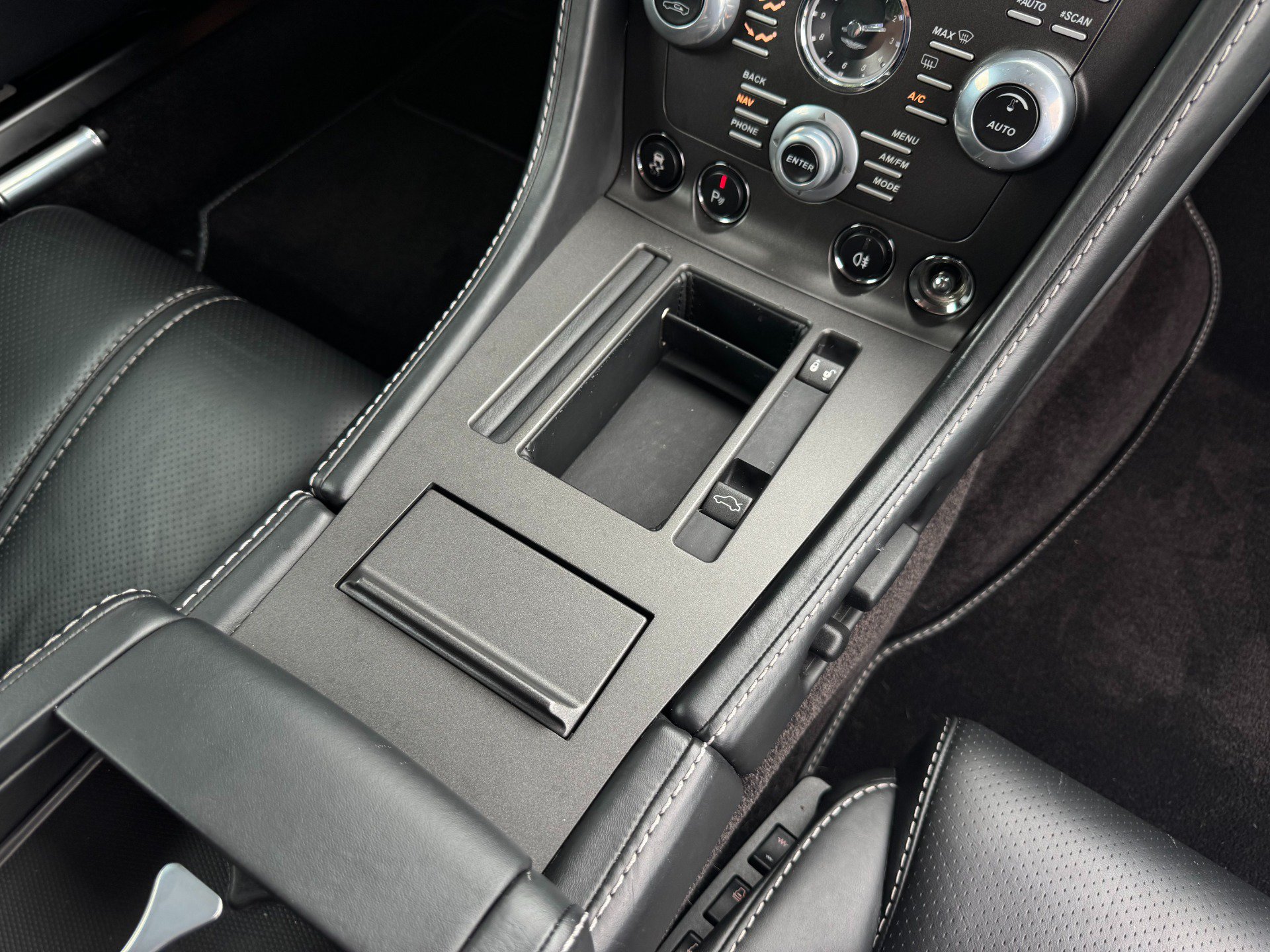 Used 2015 Aston Martin V8 Vantage GT RWD image 35