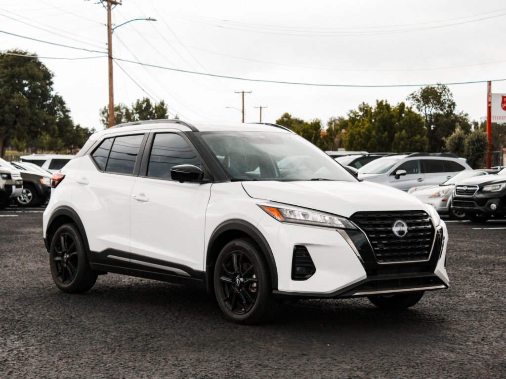 Used 2024 Nissan Kicks SR w/ SR Premium Package FWD image 3