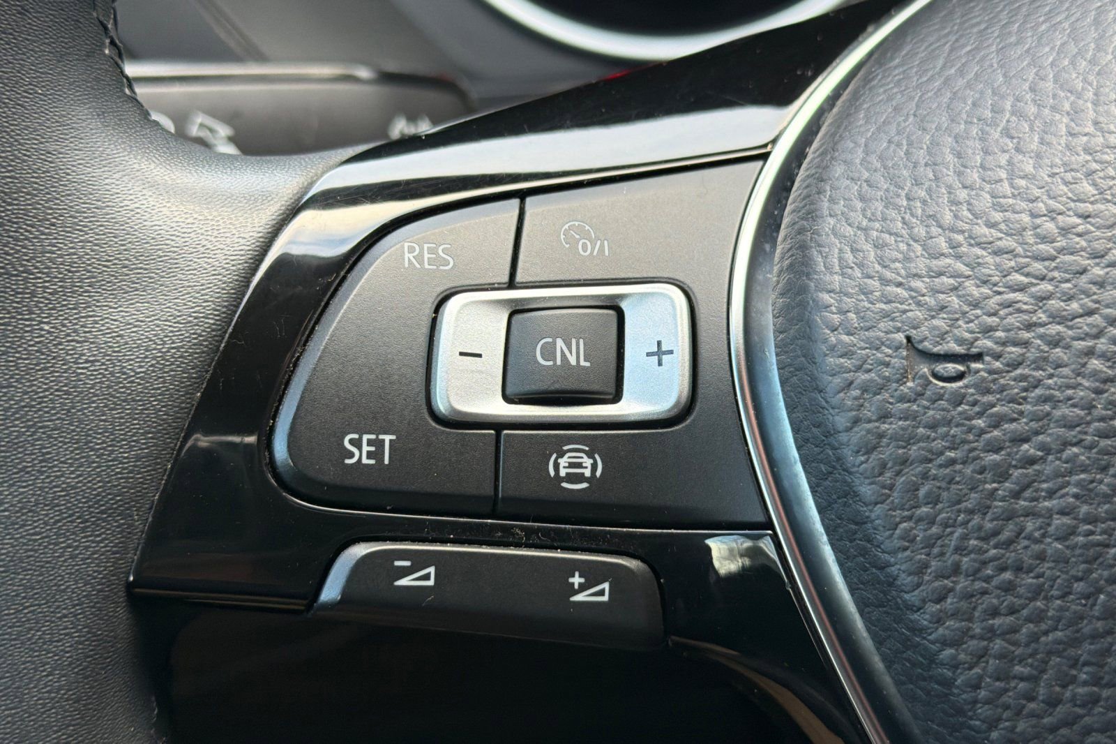 Used 2020 Volkswagen Tiguan SE w/ Panoramic Sunroof Package image 28