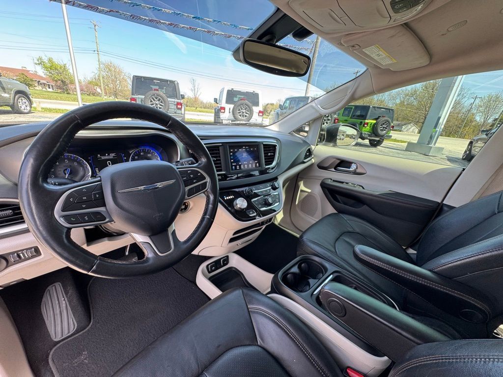 Used 2020 Chrysler Pacifica Touring-L w/ Tire & Wheel Group image 22