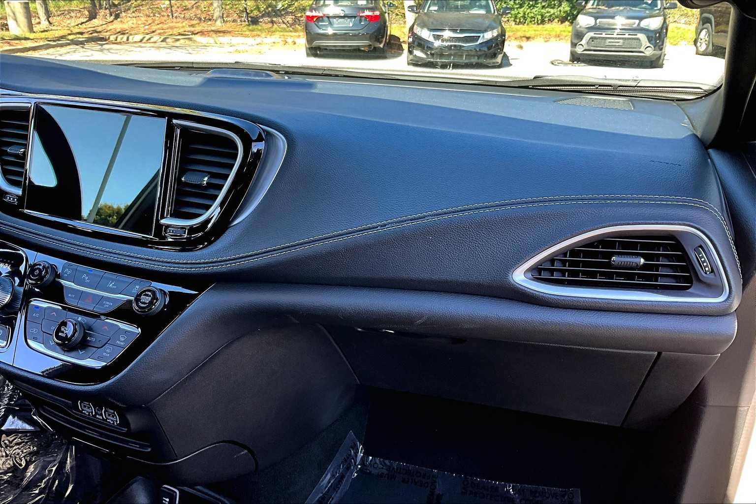 Used 2024 Chrysler Pacifica Limited FWD image 18
