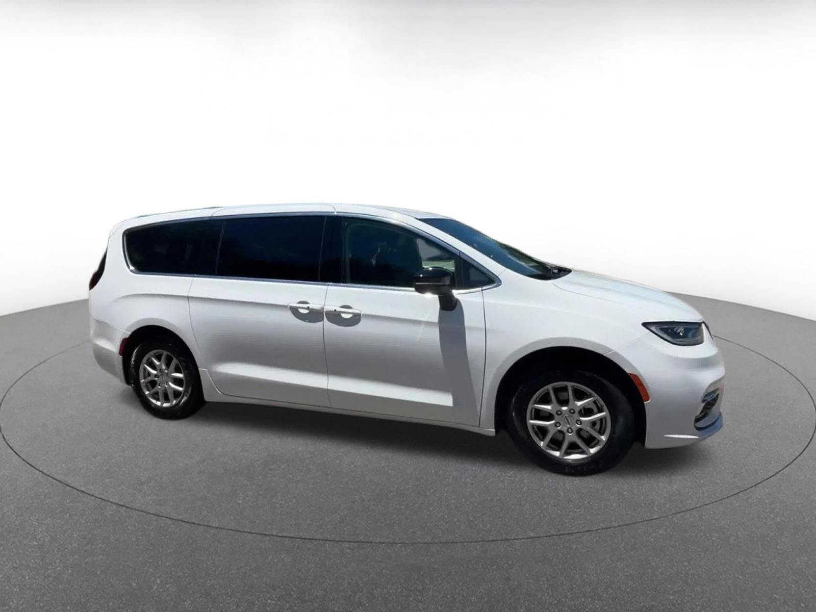 Used 2024 Chrysler Pacifica Touring-L FWD image 2