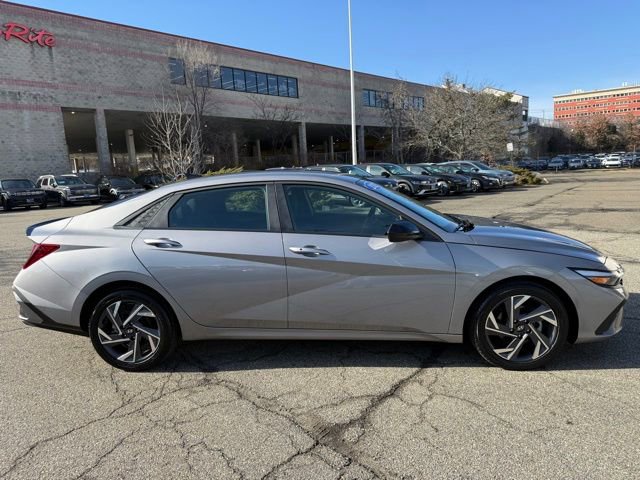 Certified 2025 Hyundai Elantra Sport image 22