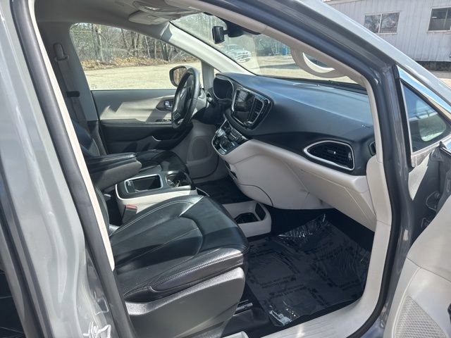 Used 2022 Chrysler Pacifica Touring-L image 14