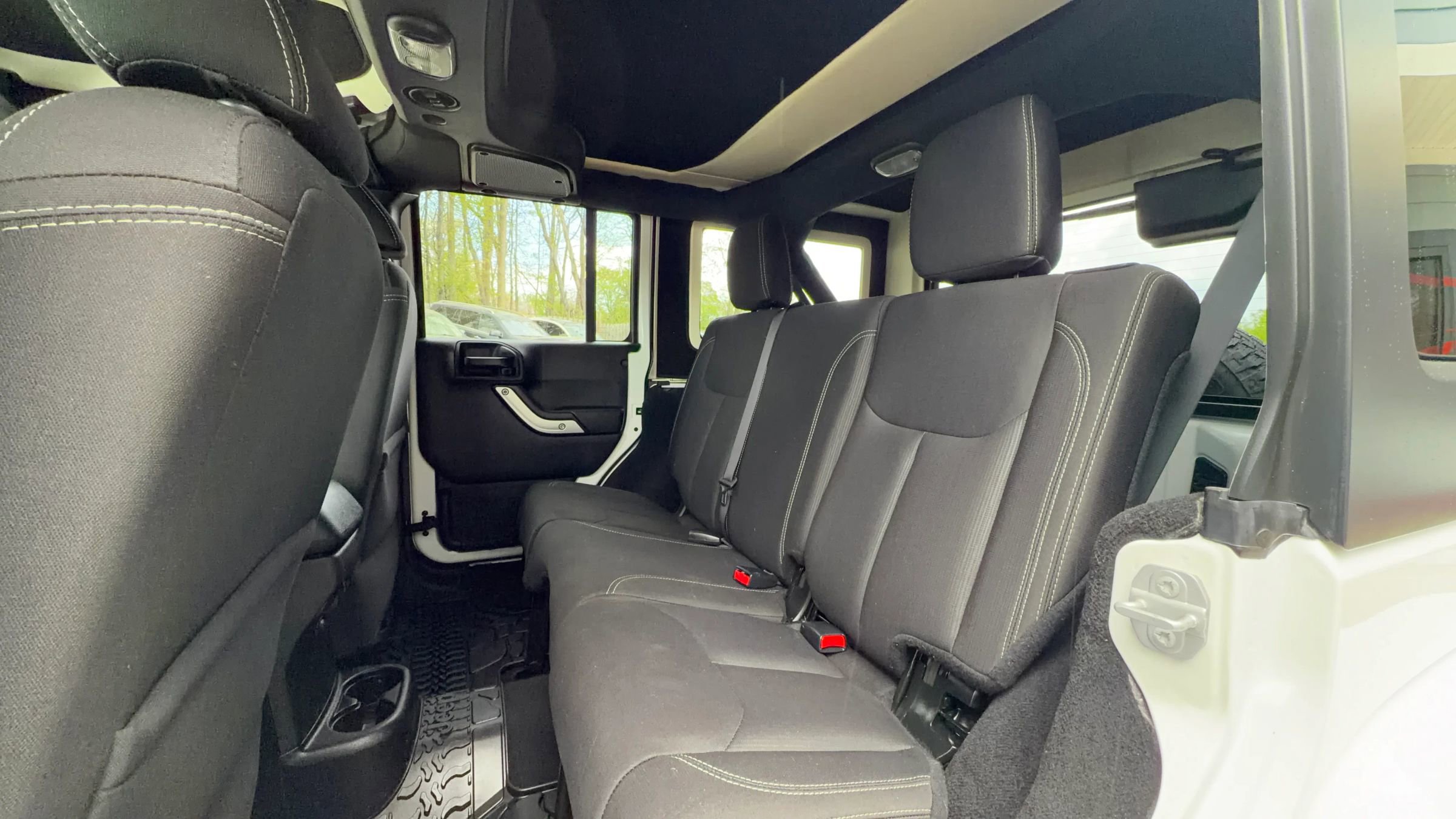 Used 2018 Jeep Wrangler Unlimited Sahara w/ Connectivity Group AWD/4WD image 26