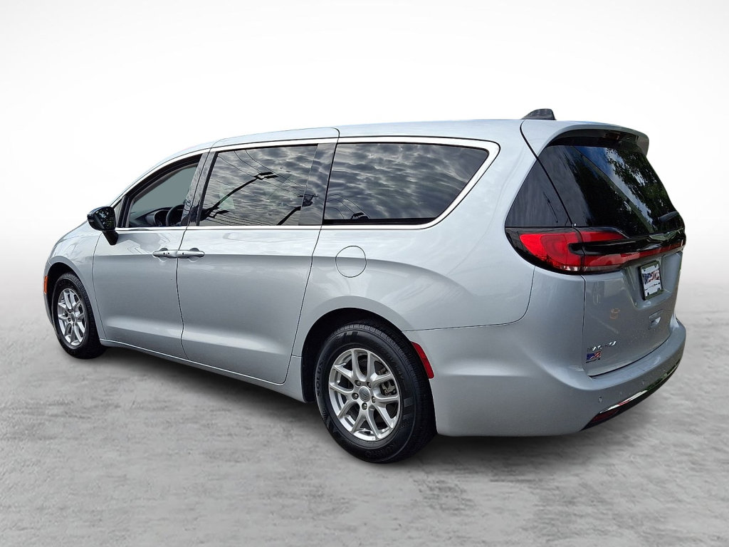 Used 2024 Chrysler Pacifica Touring-L FWD image 3