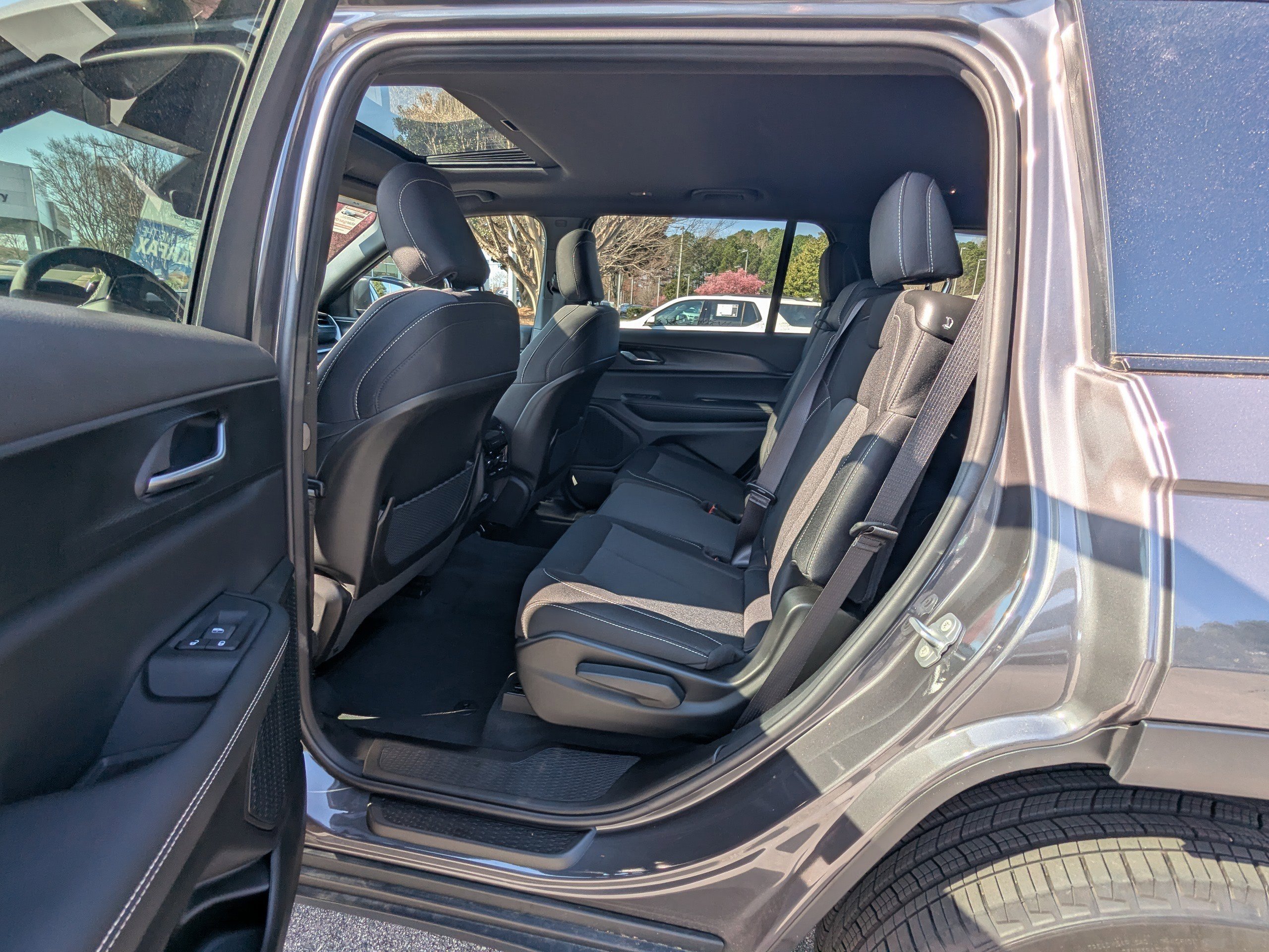 Certified 2025 Jeep Grand Cherokee L Laredo w/ Trailer Tow Package image 11