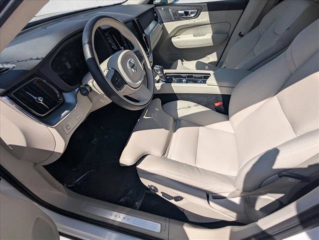 Used 2019 Volvo XC60 T5 Momentum w/ Multimedia Package FWD image 17
