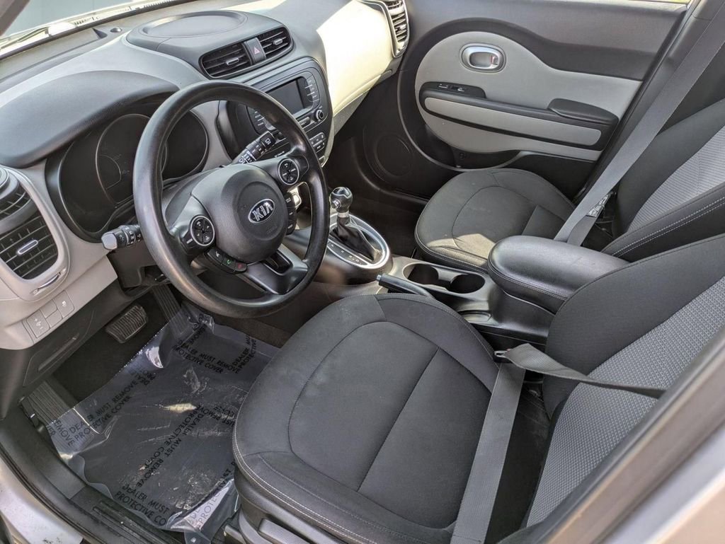 Used 2017 Kia Soul + image 11