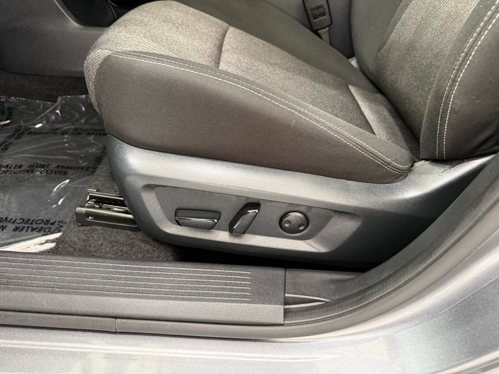 Used 2025 Nissan Rogue SV image 13