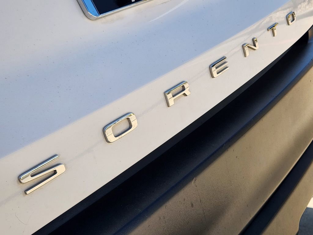 Used 2021 Kia Sorento LX image 11