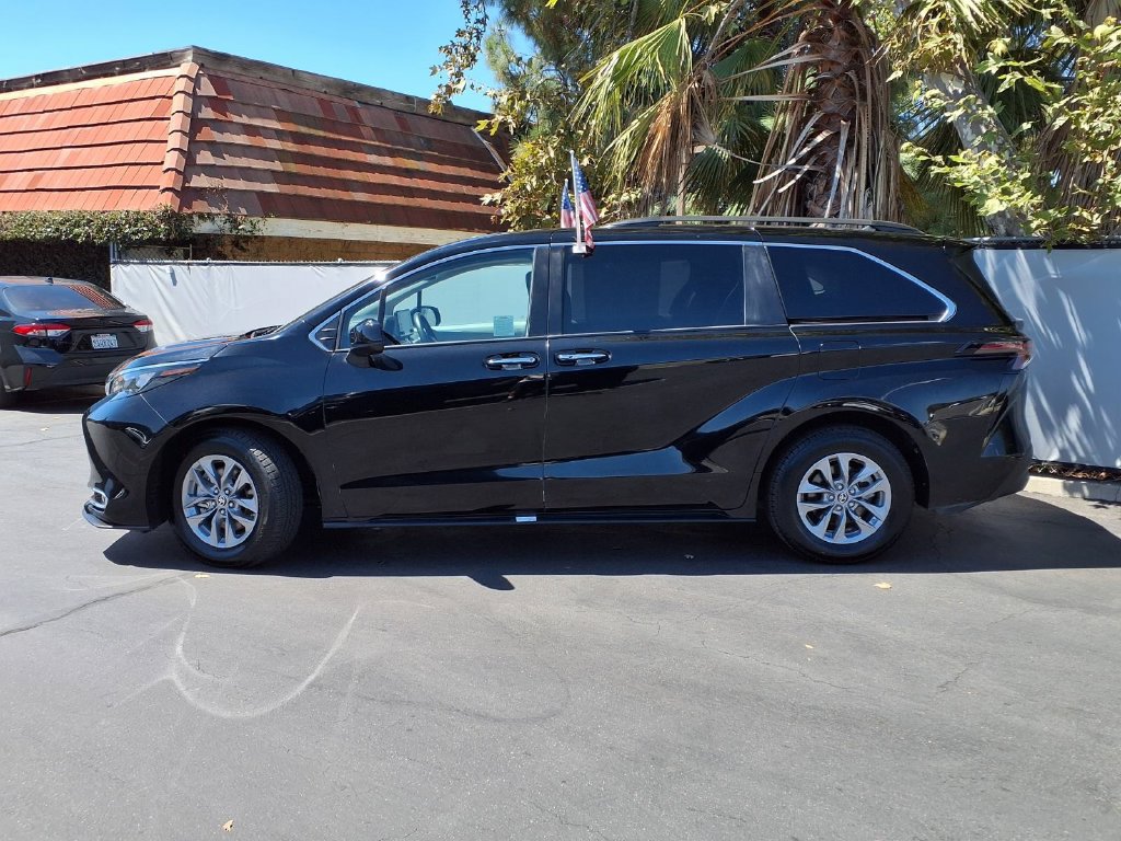 Certified 2024 Toyota Sienna XLE FWD image 3