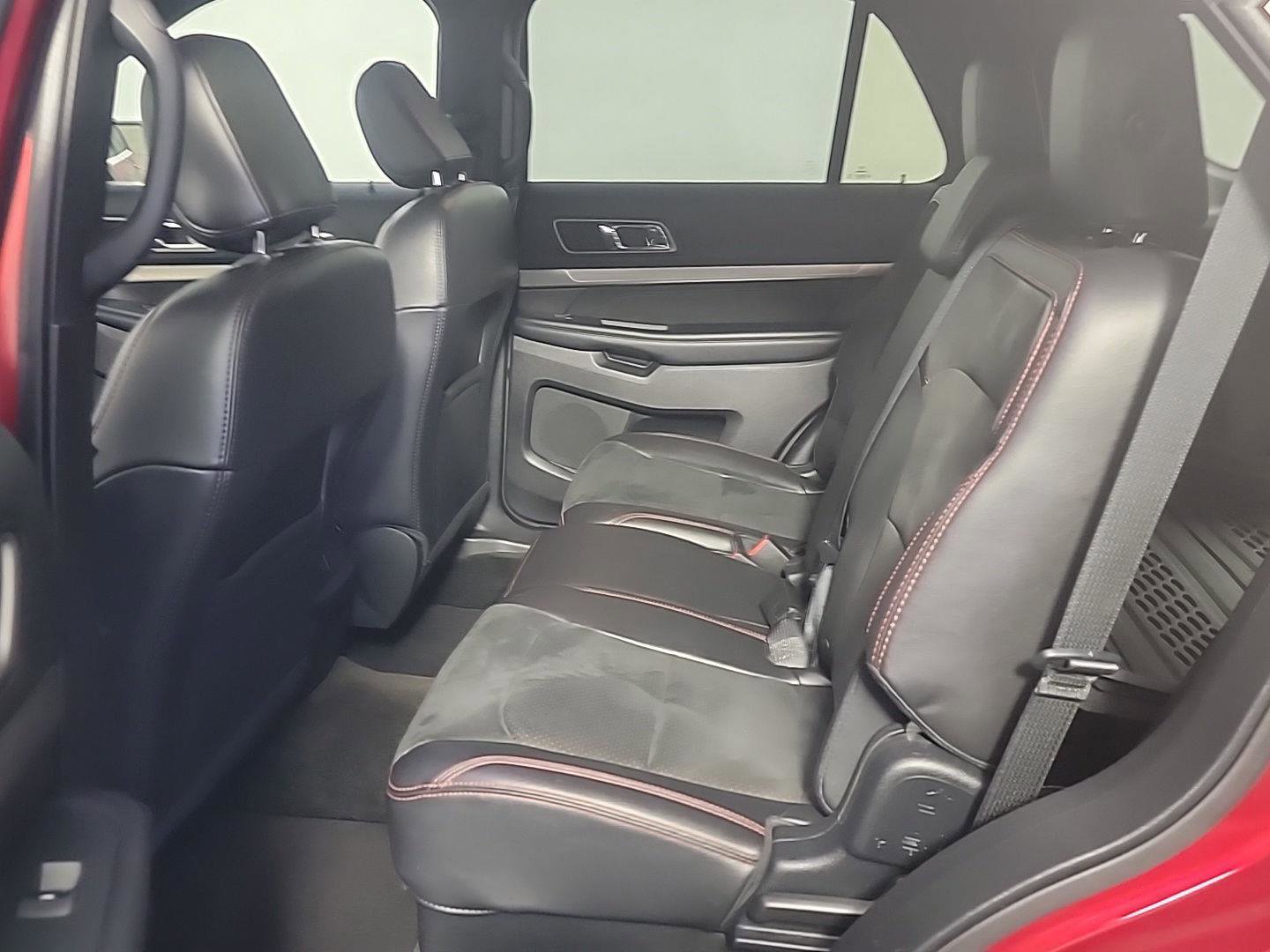 Used 2018 Ford Explorer XLT w/ Equipment Group 202A AWD/4WD image 17