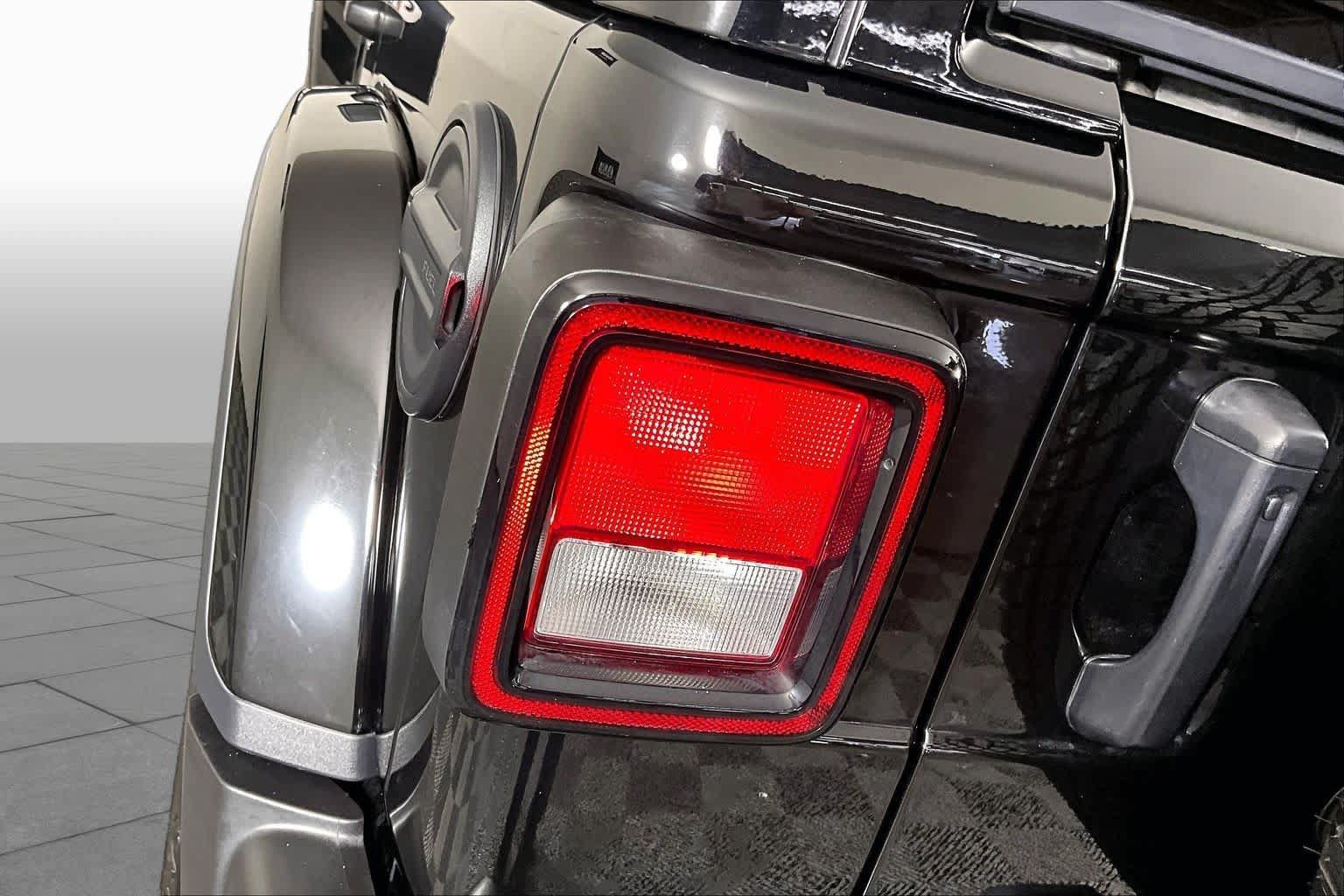 Used 2023 Jeep Wrangler Unlimited Sahara AWD/4WD image 27