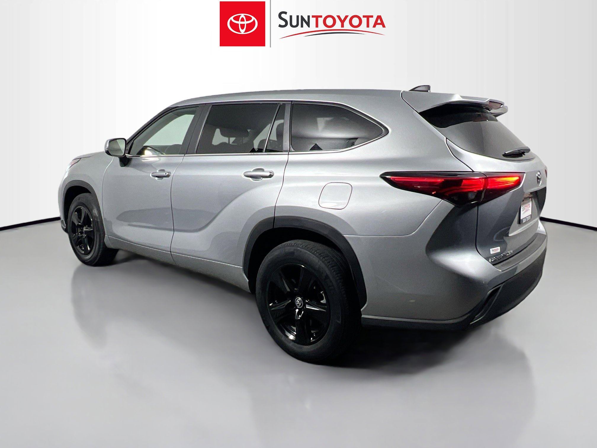 Used 2023 Toyota Highlander LE FWD image 6