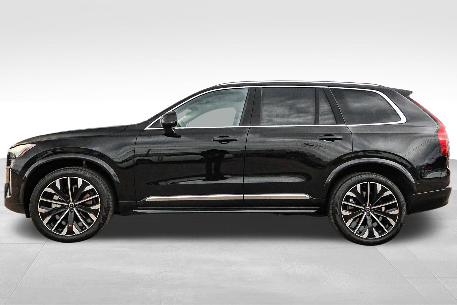 Used 2025 Volvo XC90 B6 Plus w/ Protection Package Premier image 9