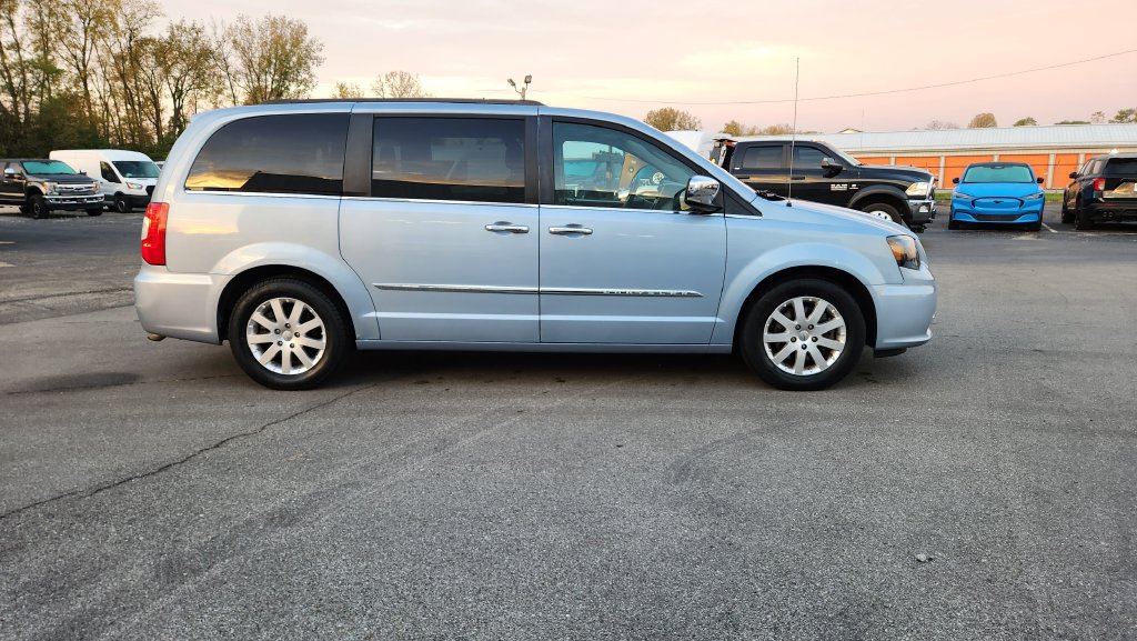 Used 2012 Chrysler Town & Country Touring-L w/ Entertainment Group #2 FWD image 4