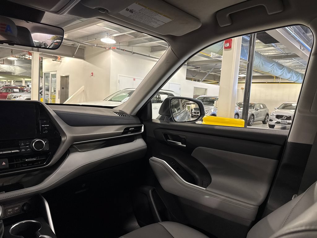 Used 2023 Toyota Highlander XLE AWD/4WD image 24