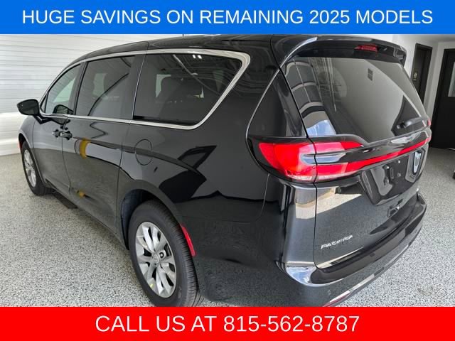 New 2025 Chrysler Pacifica Select image 25