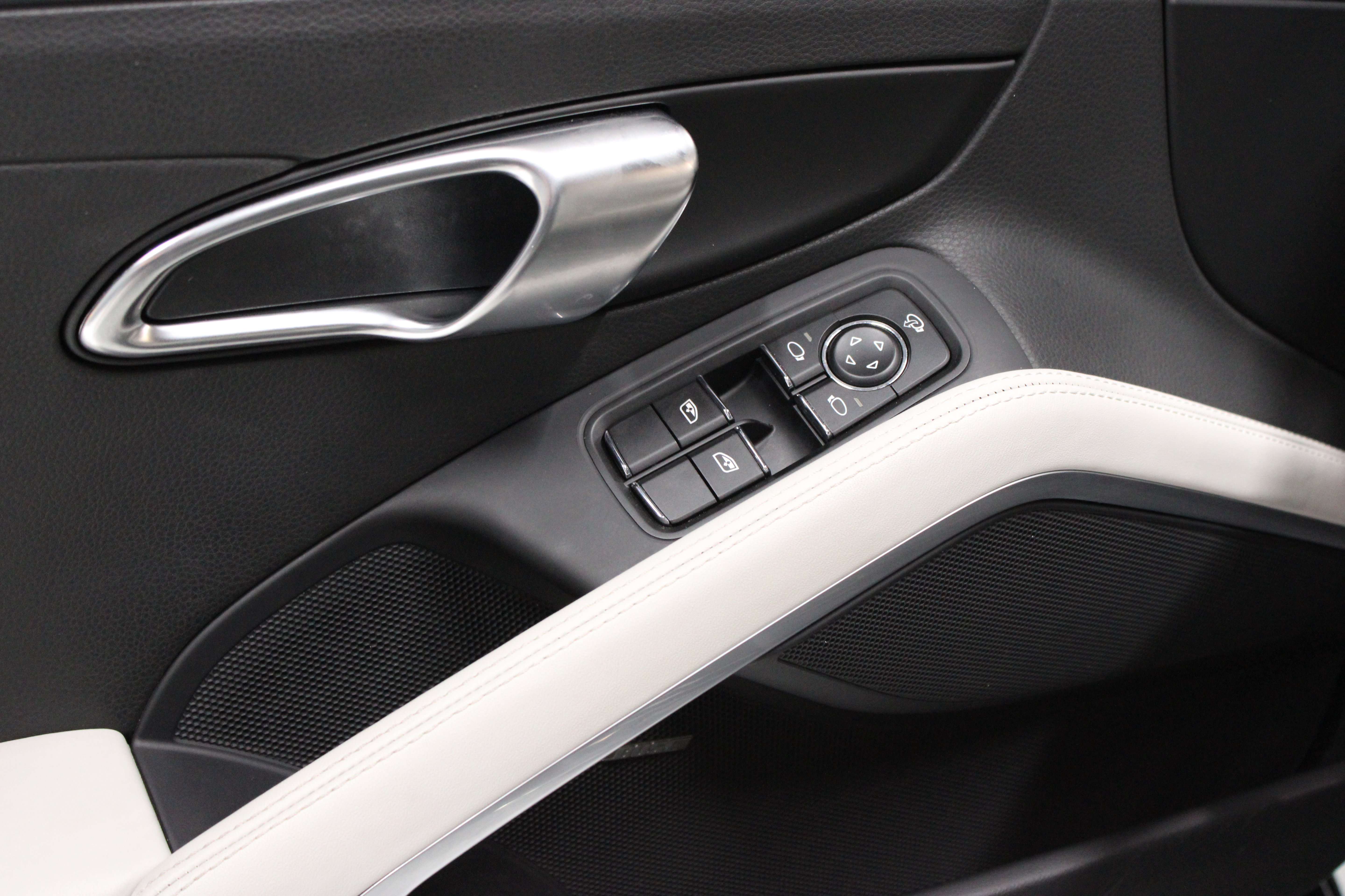 Used 2025 Porsche 718 Cayman S w/ Sportdesign Package RWD image 7