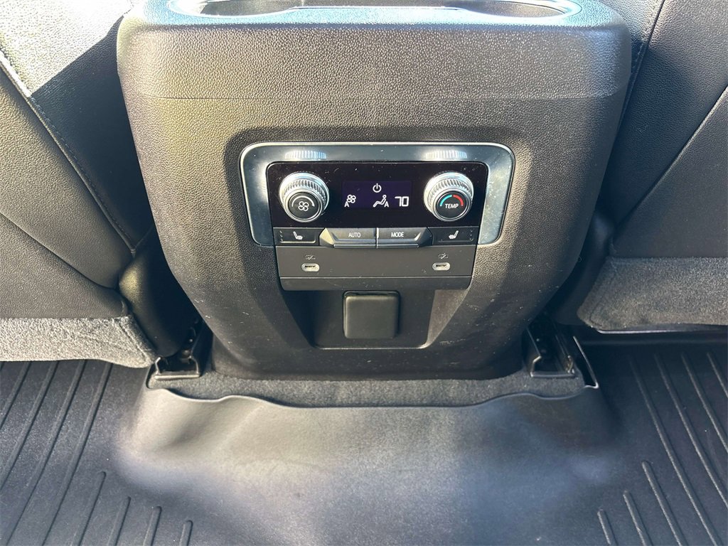 Used 2021 GMC Yukon XL SLT w/ SLT Premium Package image 12