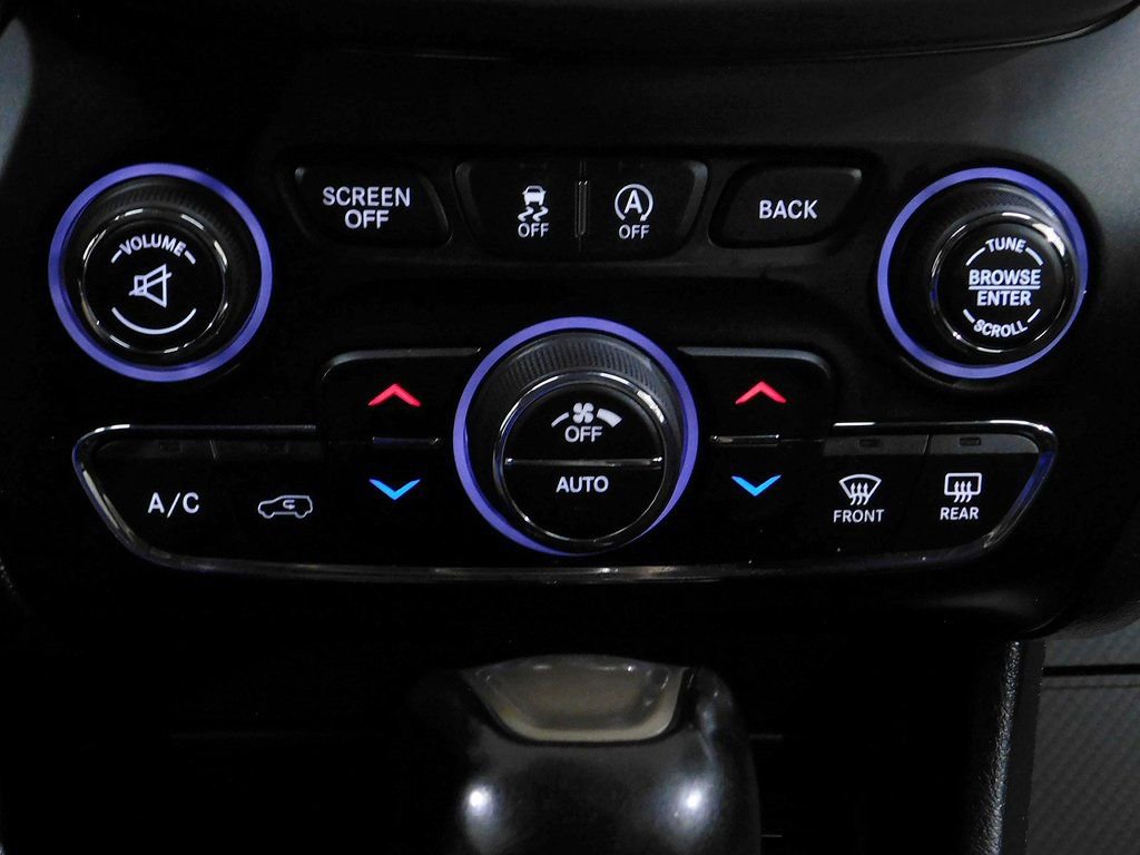 Used 2017 Jeep Cherokee Latitude w/ Comfort & Convenience Group AWD/4WD image 46
