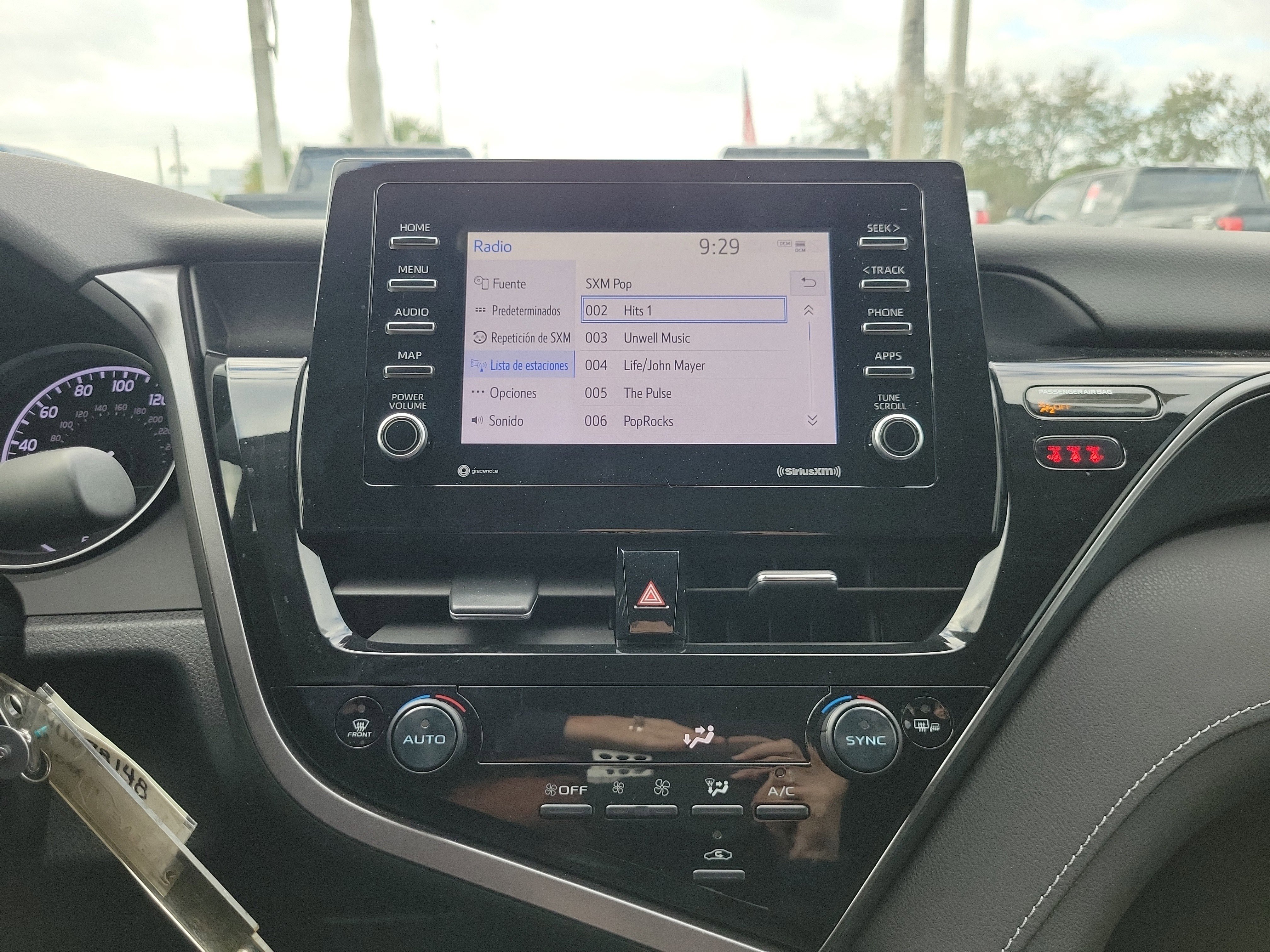 Used 2022 Toyota Camry SE image 26