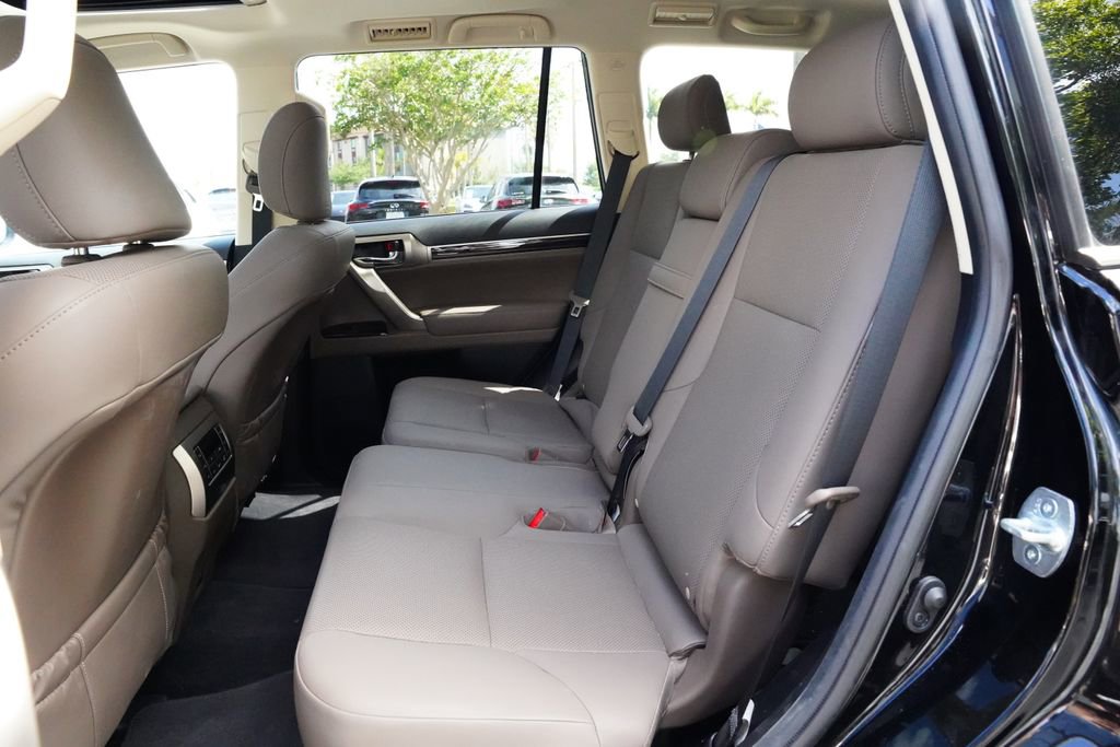 Used 2021 Lexus GX 460 Premium w/ Premium Package image 16