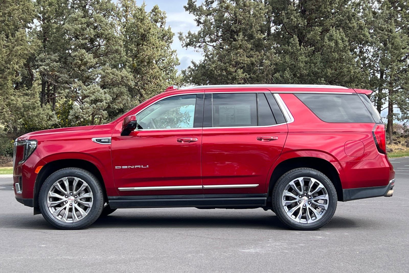 Used 2021 GMC Yukon Denali w/ Denali Premium Package image 7