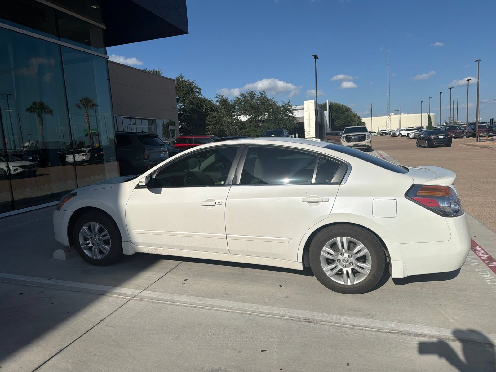 Used 2011 Nissan Altima 2.5 SL w/ Technology Pkg FWD image 9