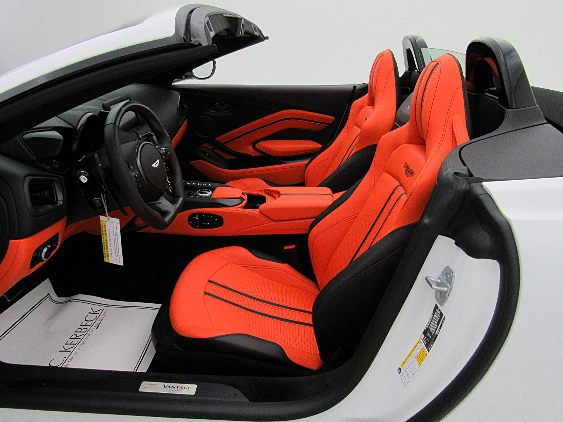 Used 2023 Aston Martin V8 Vantage Roadster RWD image 38