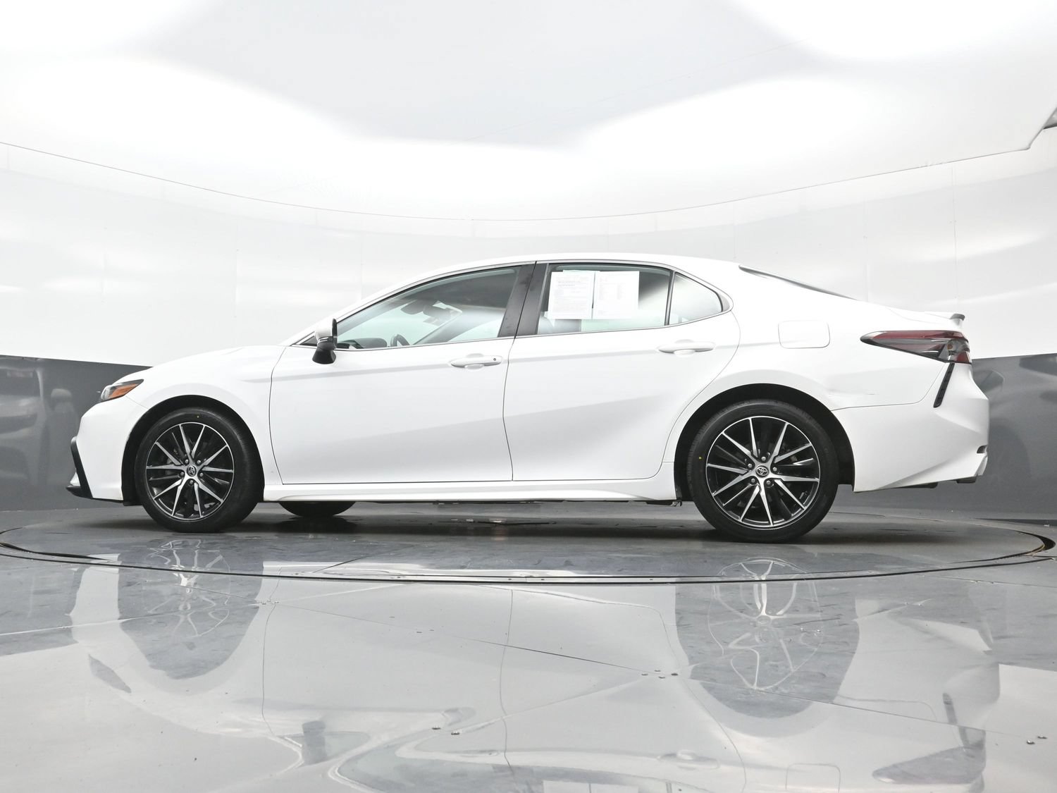Used 2022 Toyota Camry SE FWD image 29