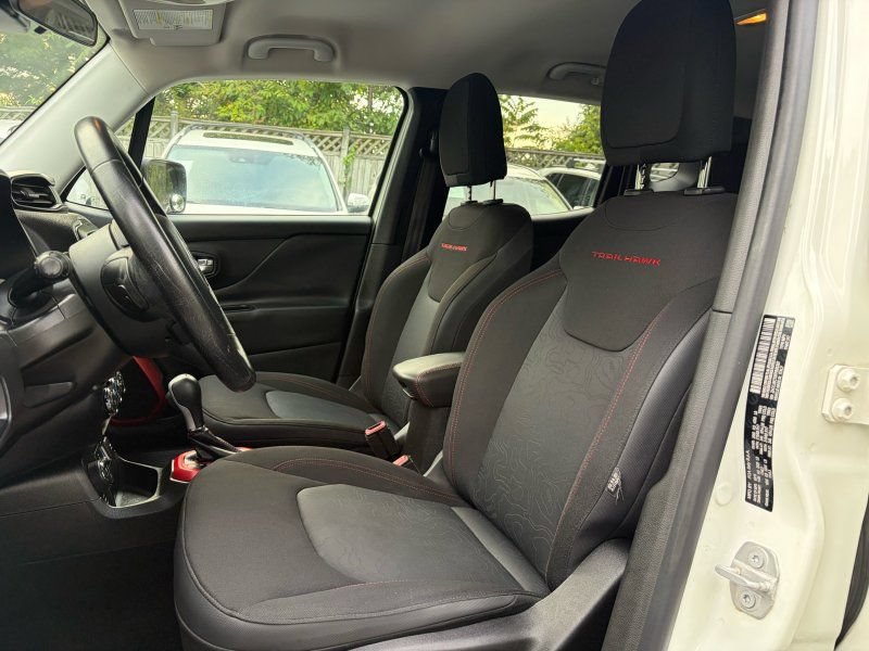 Used 2015 Jeep Renegade Trailhawk AWD/4WD image 16