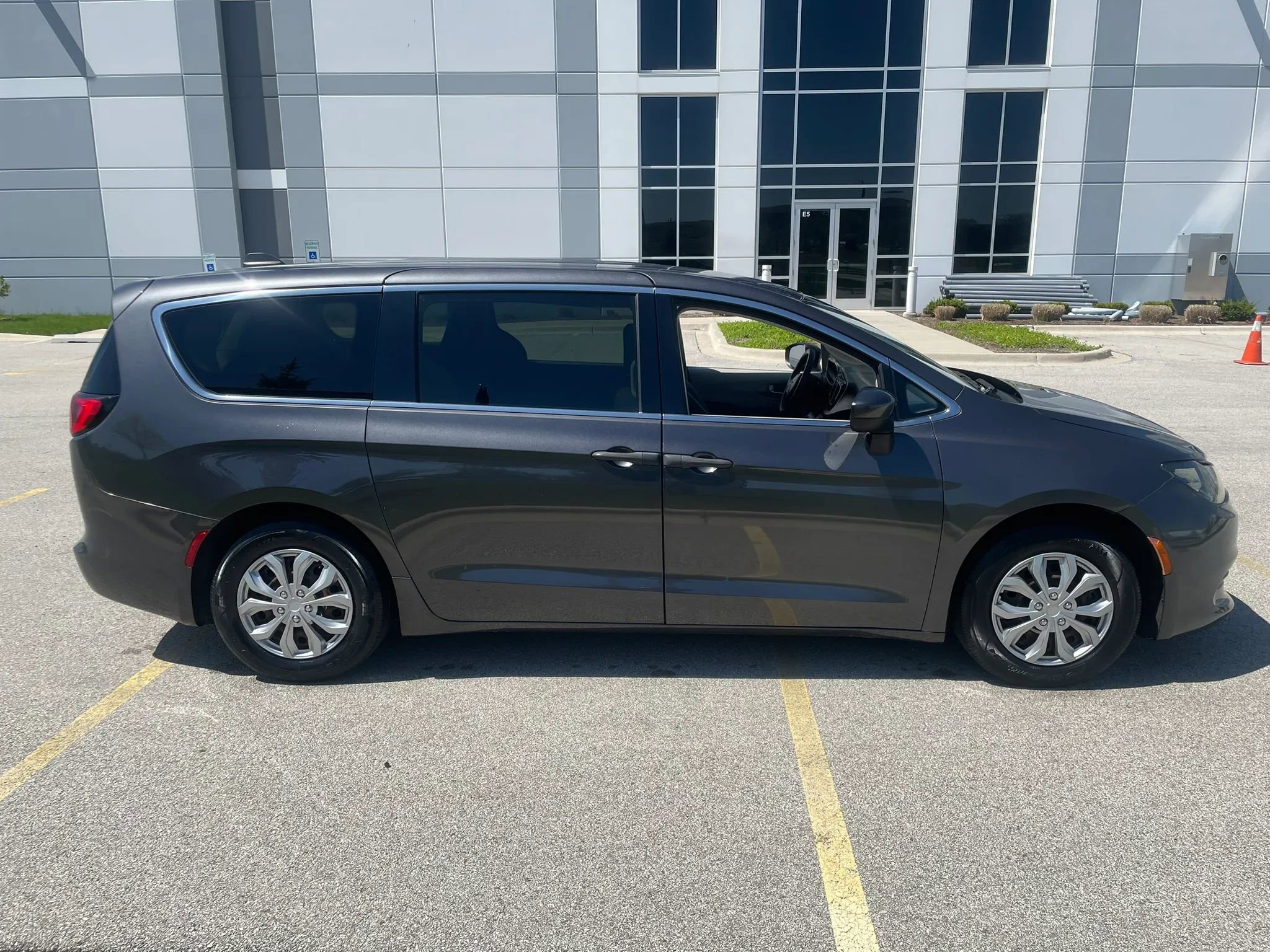 Used 2020 Chrysler Voyager L FWD image 4