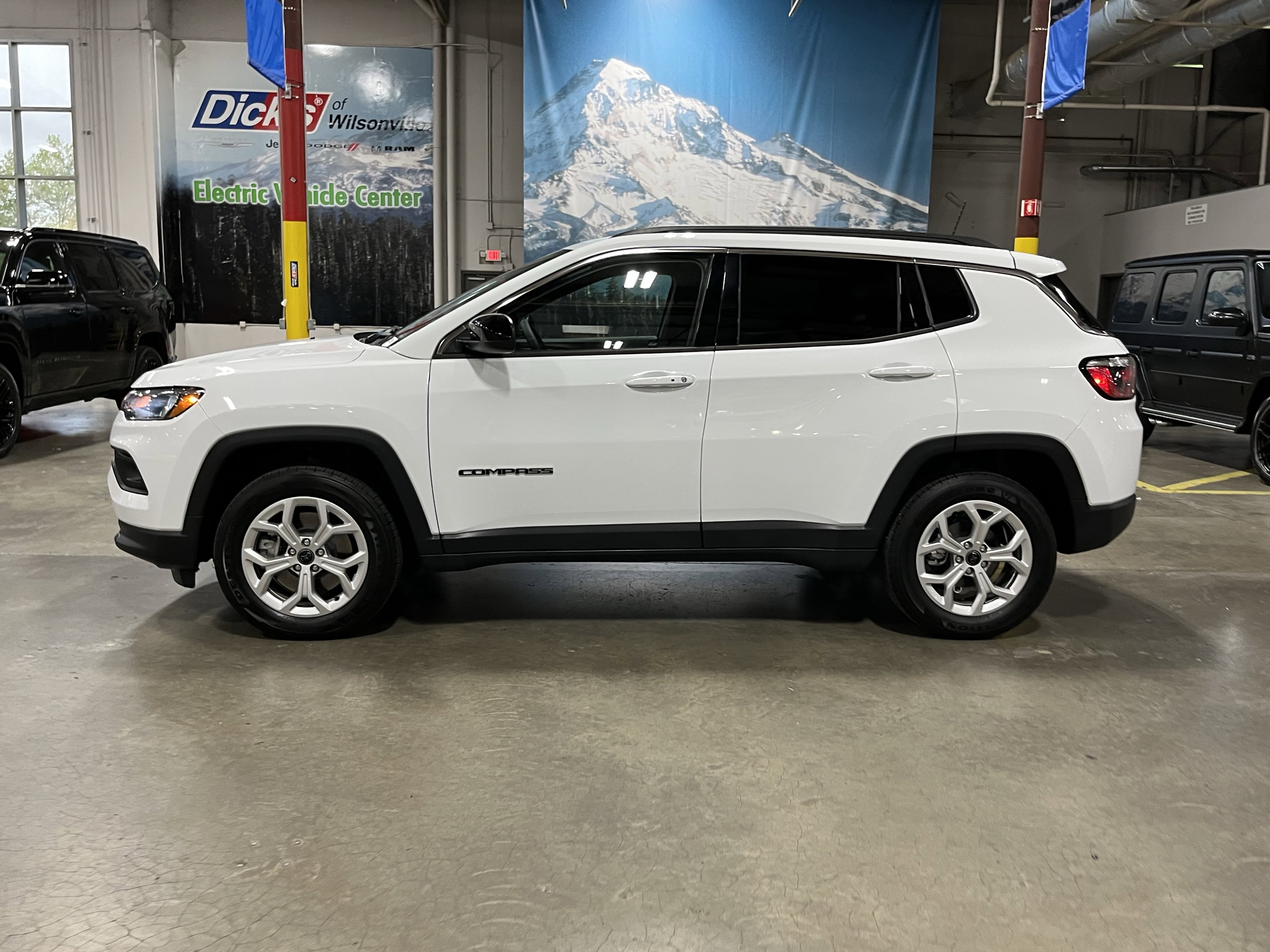 Certified 2025 Jeep Compass Latitude AWD/4WD image 2