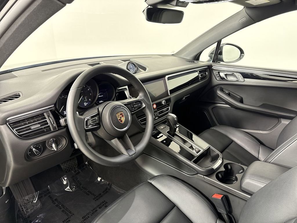 Certified 2025 Porsche Macan image 4