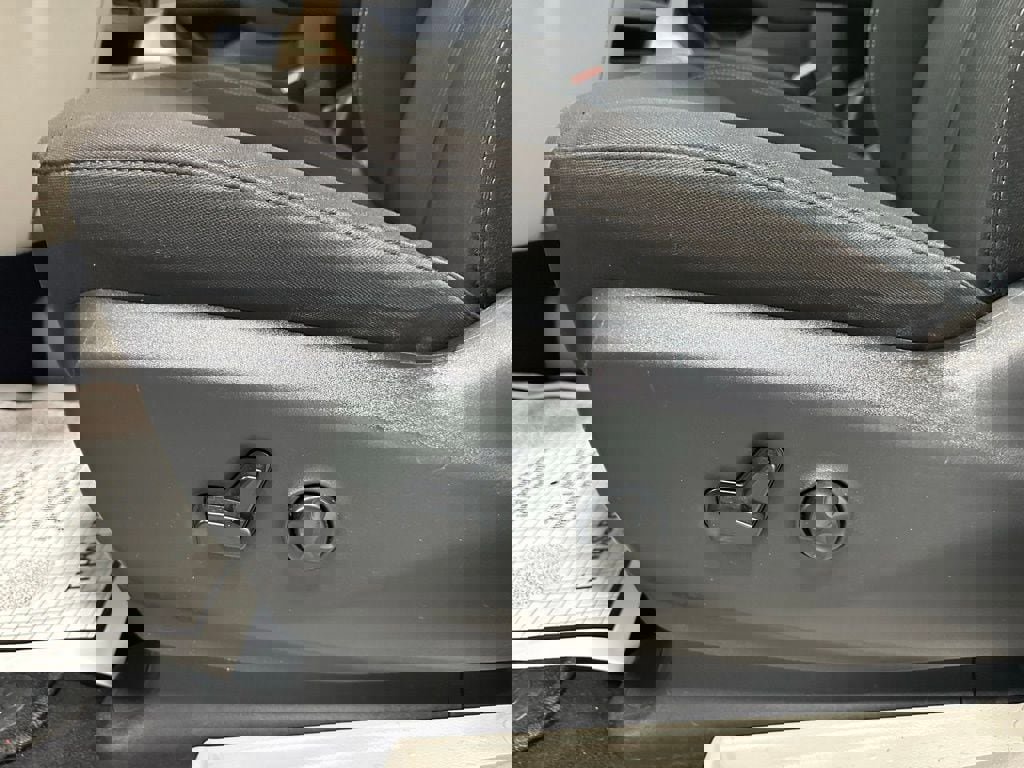 Used 2023 Chrysler Voyager LX image 12