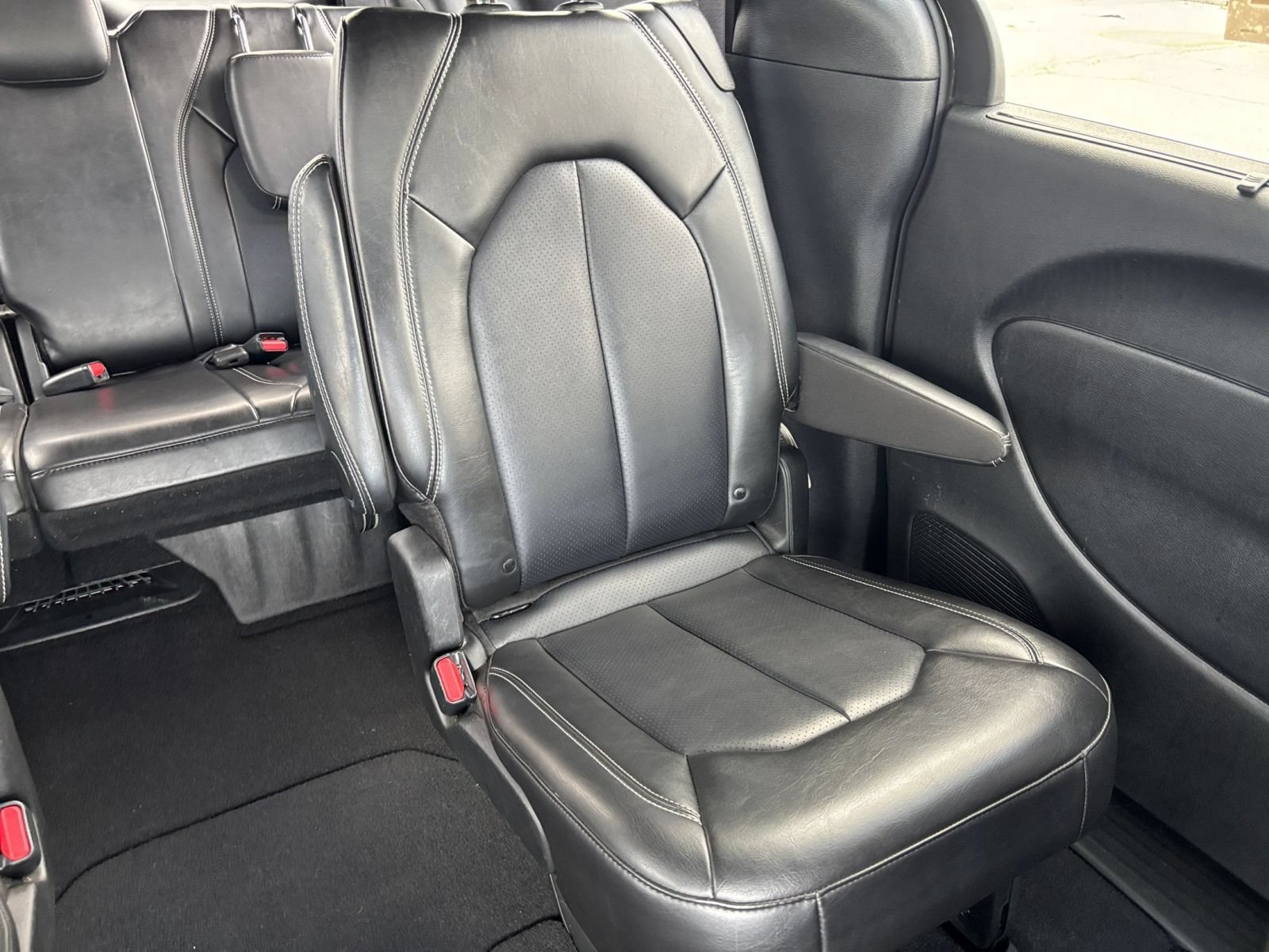 Used 2025 Chrysler Pacifica Select FWD image 39