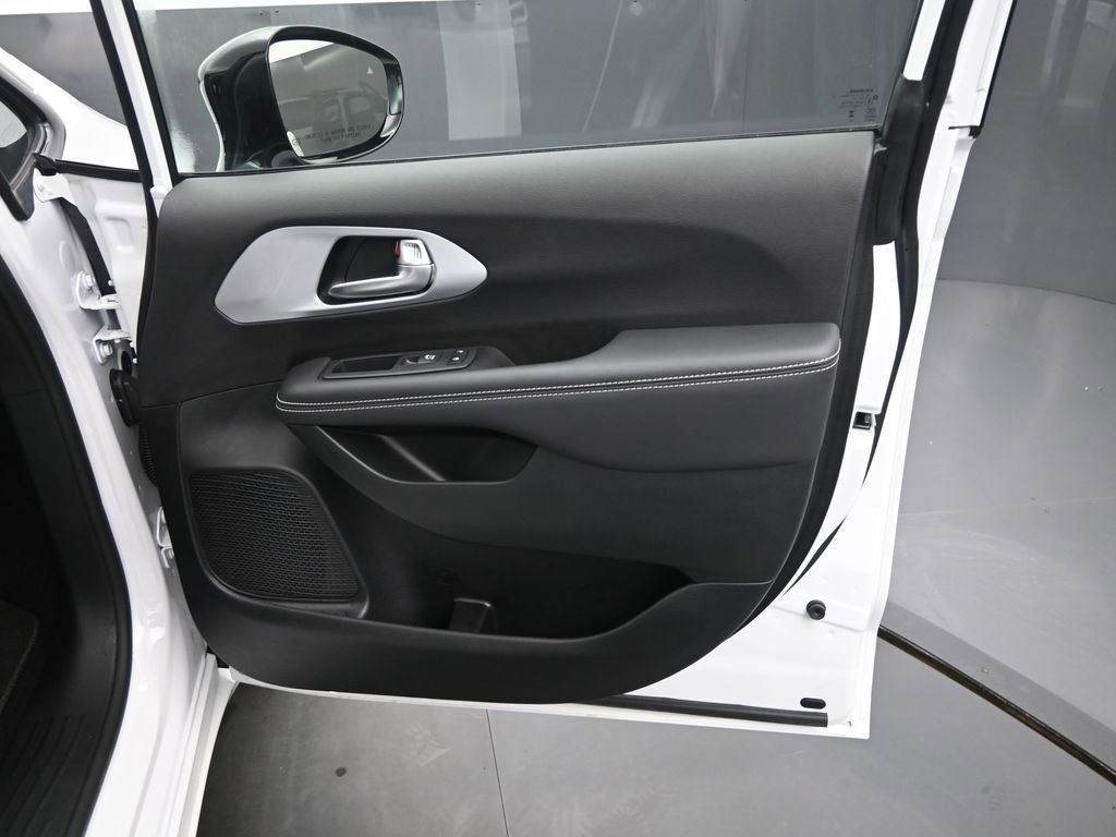 Used 2025 Chrysler Pacifica Limited image 20