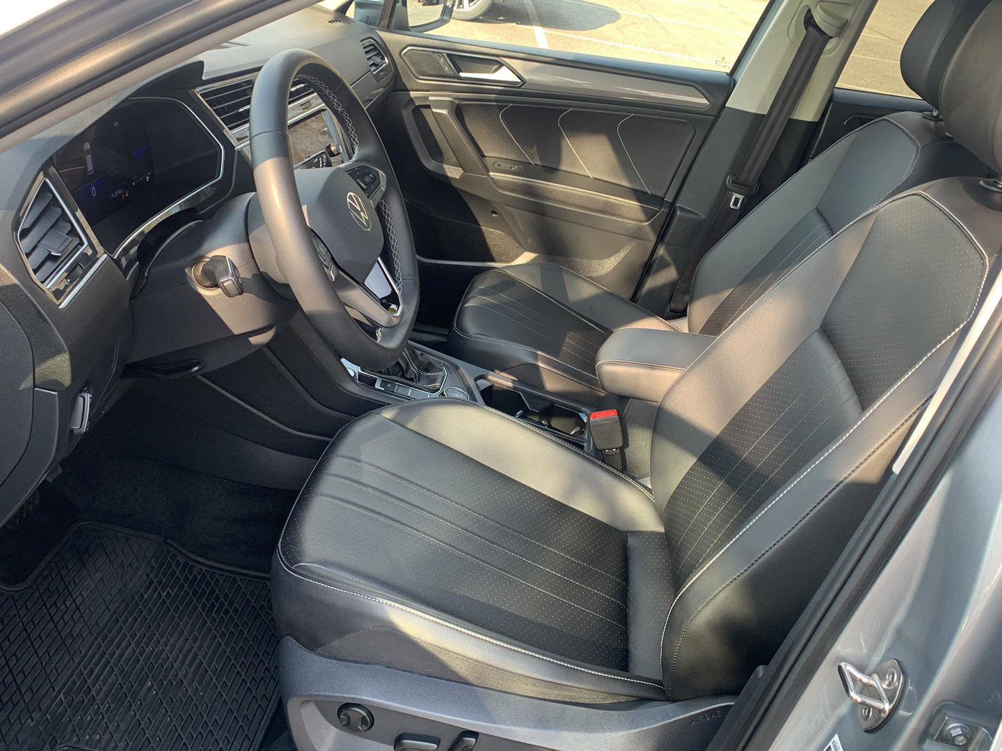 Used 2024 Volkswagen Tiguan SE w/ Panoramic Sunroof Package image 15