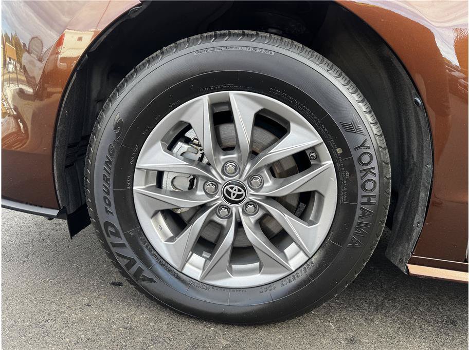 Used 2024 Toyota Sienna LE AWD/4WD image 28
