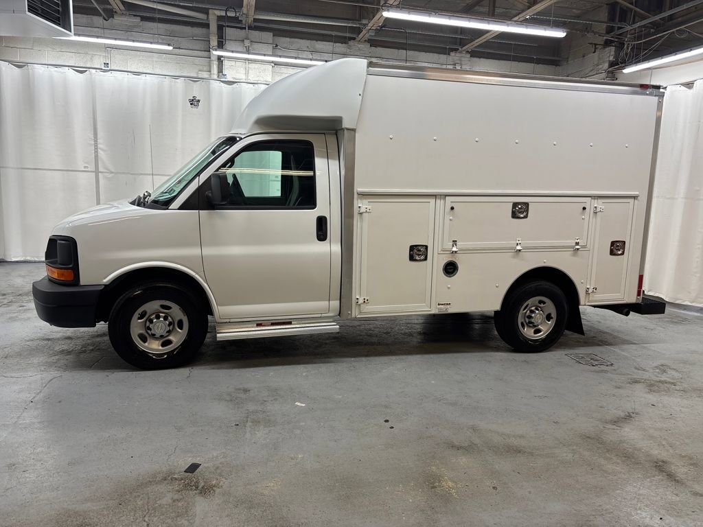 Used 2016 Chevrolet Express 3500 image 2