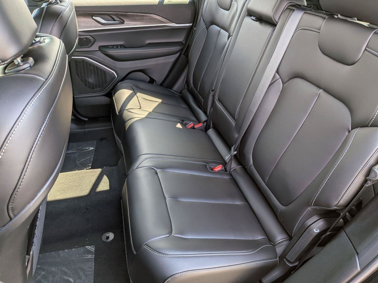 New 2026 Jeep Grand Cherokee Limited AWD/4WD image 16